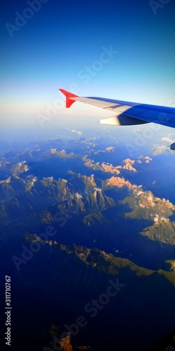 blick aus dem Flugzeug, über den bayrischen Voralpen, mit Flugzeugfügel und Freisteller