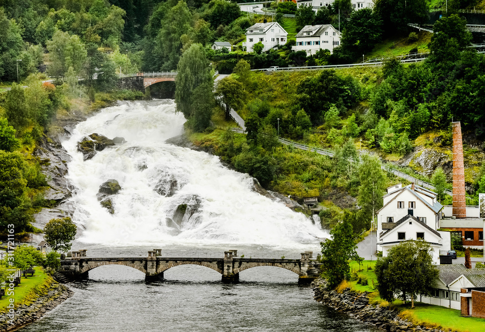 Φωτογραφία Norwegian Fjord and their waterfalls in the town of Hellesylt