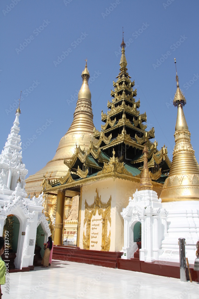 シュエダゴン・パゴダ Stock 写真 Adobe Stock