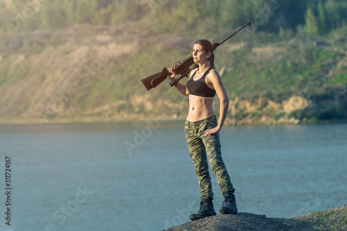 Konstfotografi military fashion girl with rifle with an optical sight