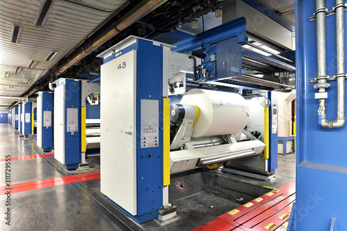 moderne rollen Offset Druckmaschine in einer Zeitungsdruckerei // modern web offset printing machine in a newspaper printing plant