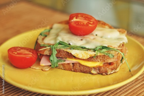 Obraz na płótnie Fresh breakfest. Ham, eggs, vegetable and toast homemade w salonie