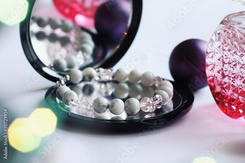 Obraz na płótnie Jewelry composition with reflections in mirror with bokeh w salonie