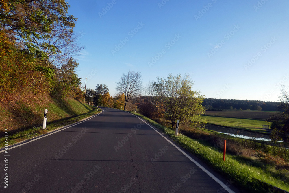 Fototapeta premium Albacher Straße von Reichmannsdorf nach Mühlhausen