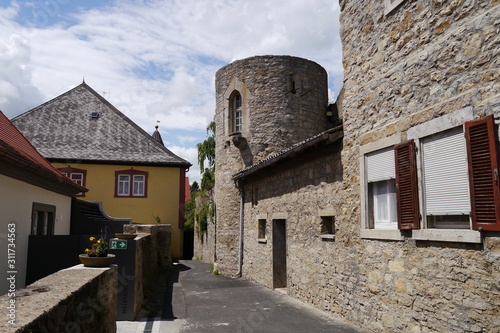 Fototapeta Naklejka Na Ścianę i Meble -  Reste Stadtmauer mit Turm in Frickenhausen