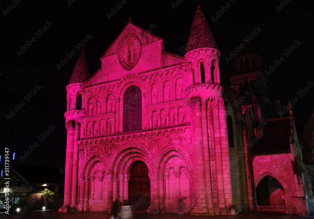 Notre-Dame La Grande illuminée en rose