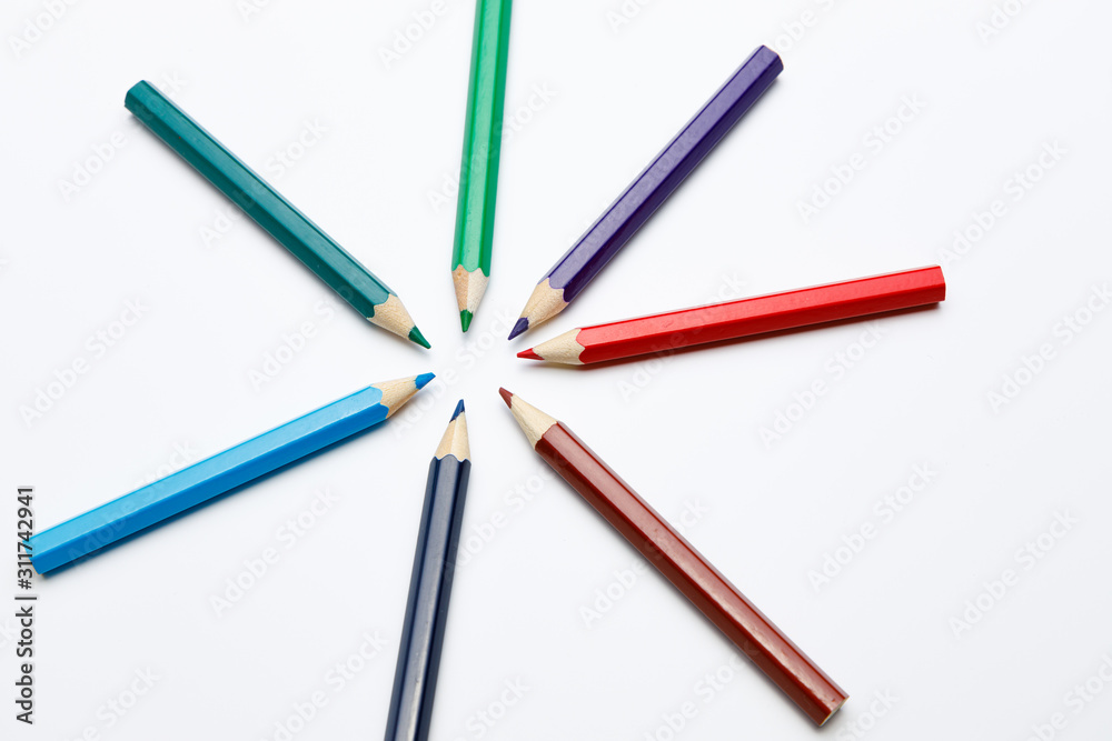 Buntstifte zusammengelegt zu einer Sonne oder Kreis oder zu einem Ziel