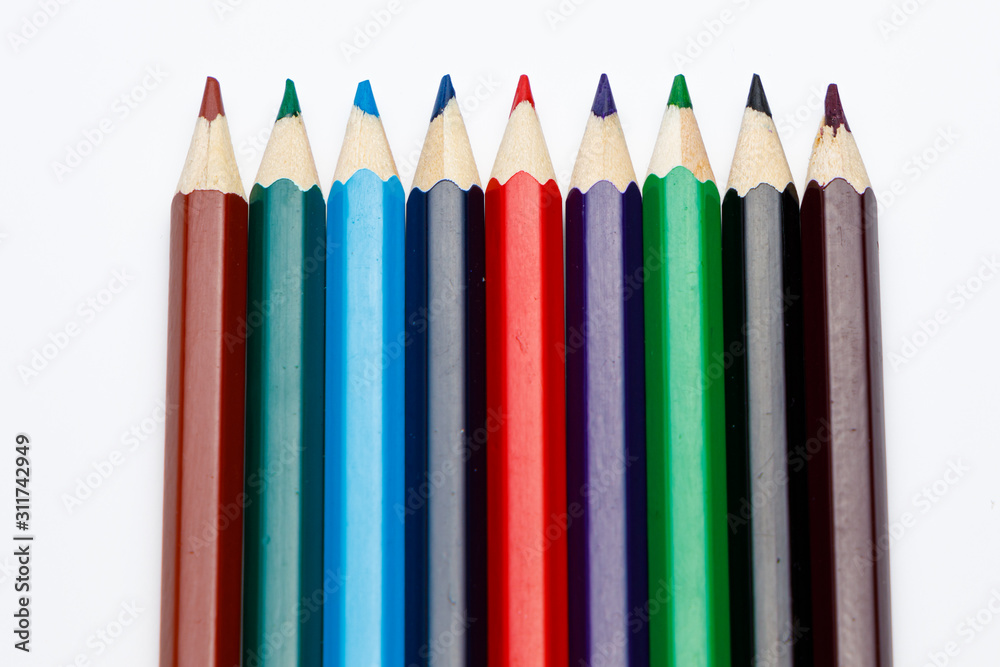 Buntstifte in einer Reihe mit gedeckten Farben Buntstifte in einer Reihe mit gedeckten Farben