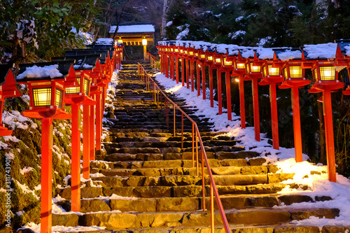 Photo The lantern-lined steps in winter snow in Kibune at night
