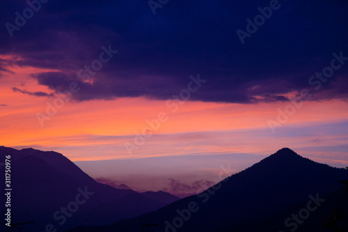 Cielo rosso del tramonto sulle montagne