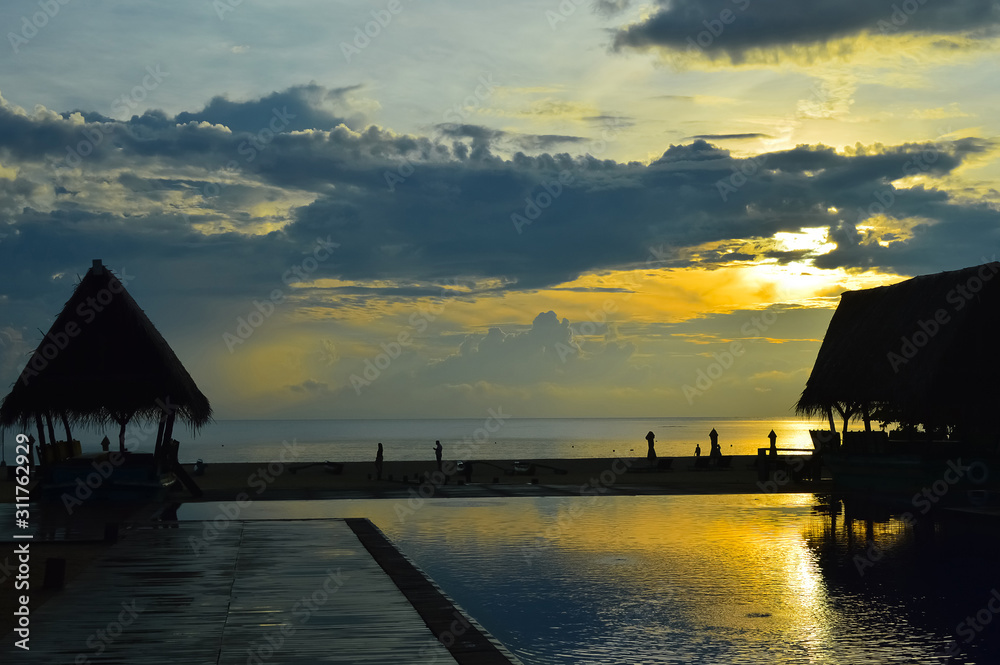 Obraz premium Golden sunrise beach Pasikuda sri lanka 
