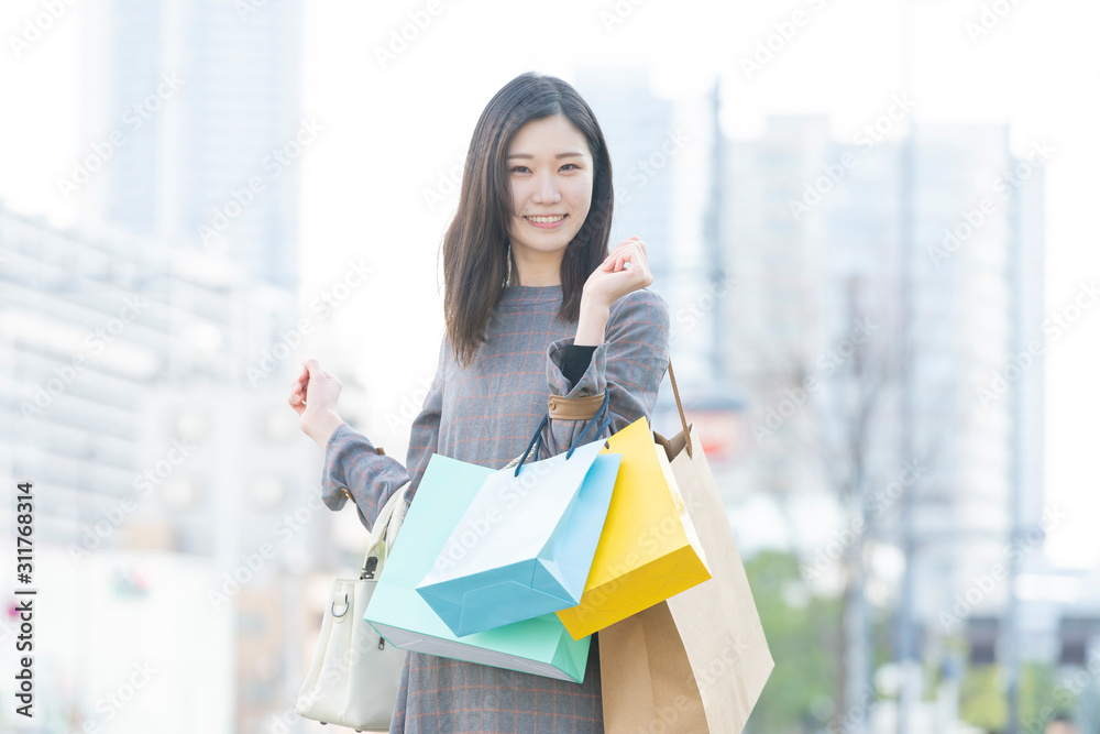 たくさんの買い物袋を抱える女性 たくさんの買い物袋を抱える女性