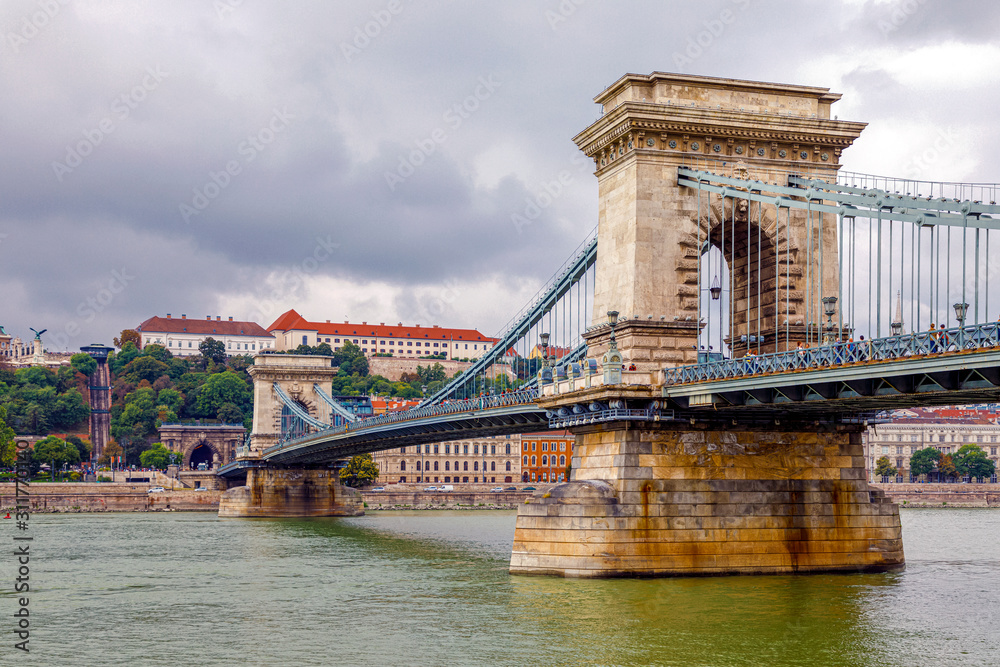 Obraz premium Szechenyi Chain Bridge on the Danube river in Budapest.