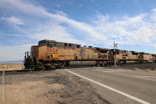 Union Pacific Train fährt durch die Wüste