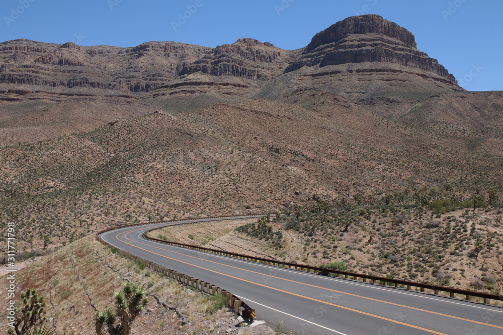 Kurvige Straße in der Wüste von Arizona Kurvige Straße in der Wüste von Arizona