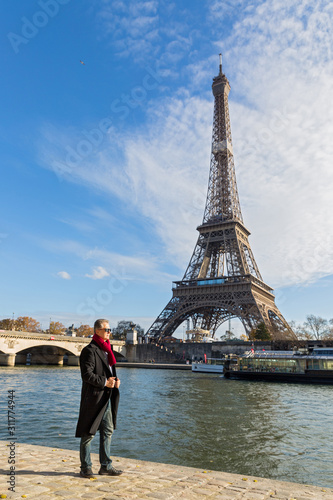 An adult man  travels through Paris © Santorines