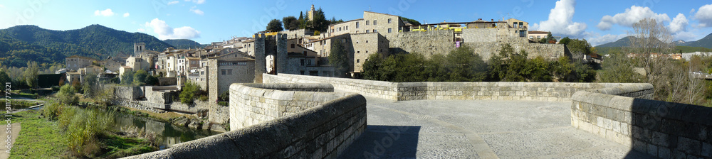 Obraz premium Panoramic view of the bridge and the medieval village of Besalú, La Garrotxa, Girona, Catalonia, Spain.