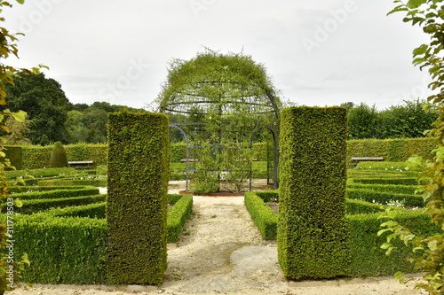 La parcelle circulaire garnie de haies et sa cage de verdure en son centre à la roseraie du domaine Coloma à Sint-Pieter-Leeuw  photo