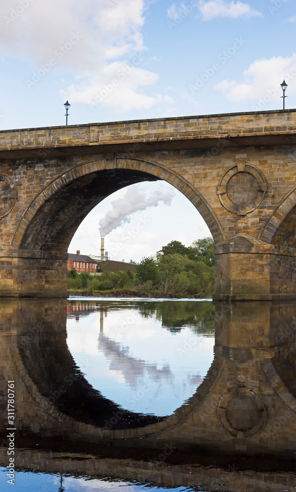Fototapeta premium hexham bridge with reflection of Egger UK
