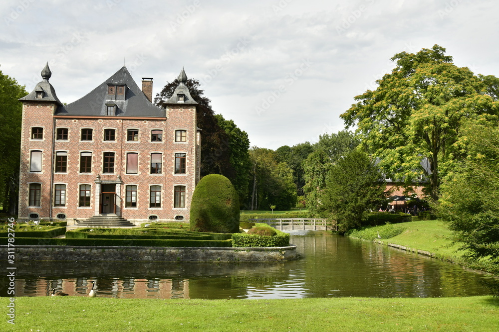 Le château et ses douves de la roseraie Coloma à St-Pieter-Leeuw