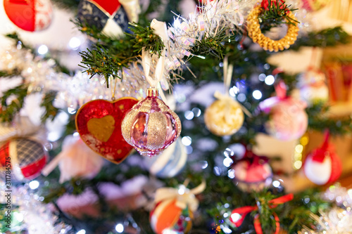 Palline colorate dell'albero di Natale, festoni e simboli di felicità e gioia per la ricorrenza e celebrazione della festa photo