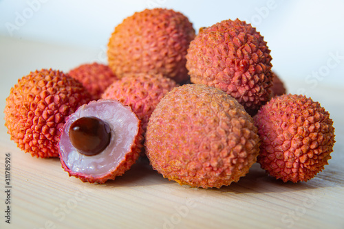 Lychees maturi su un tagliere bianco photo