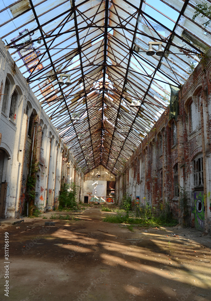 Alte Industriehalle mit einfallendem Sonnenlicht in Sachsen / Lost Place in saxonia