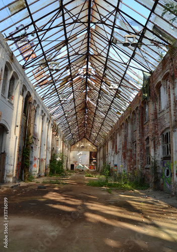 Alte Industriehalle mit einfallendem Sonnenlicht in Sachsen   Lost Place in saxonia