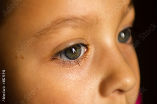Os olhos azuis brilhantes da menina photo