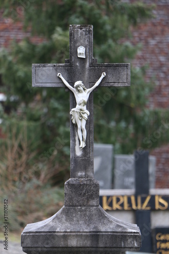 Alter Friedhof, Kruzifix an einer Grabstätte