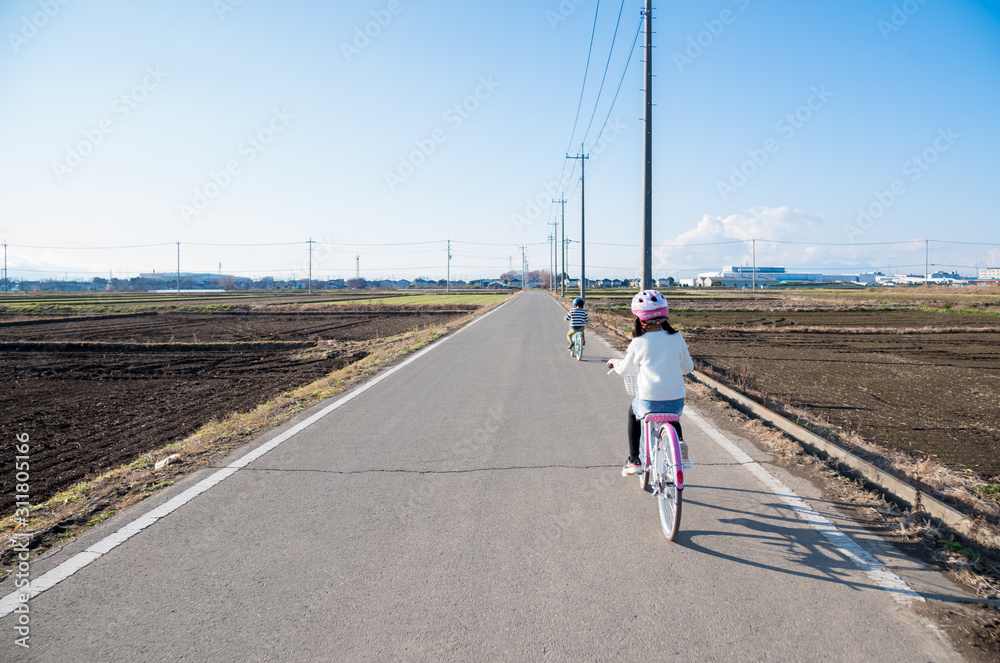 自転車に乗る子供