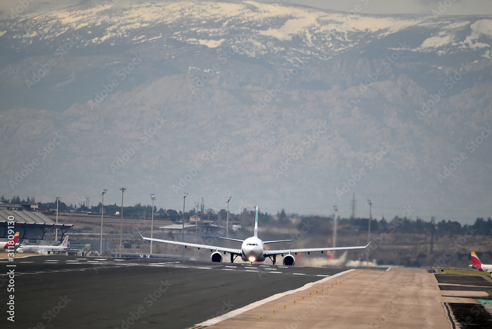 avion despegando de un aeropuerto avion despegando de un aeropuerto
