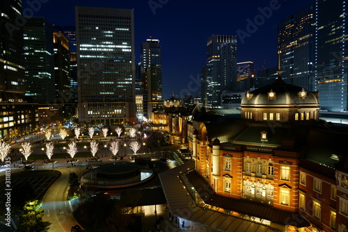 照明された東京駅の広場の夜景 © askaflight