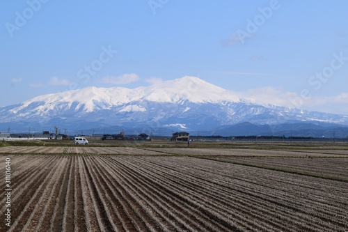 鳥海山（出羽富士）／ 山形県の最高峰、標高2,236mの鳥海山（ちょうかいさん）です。日本百名山、日本百景、日本の地質百選に選定されている活火山で、山頂に雪が積もった姿が富士山にそっくりなため、出羽富士（でわふじ）と呼ばれ親しまれています。