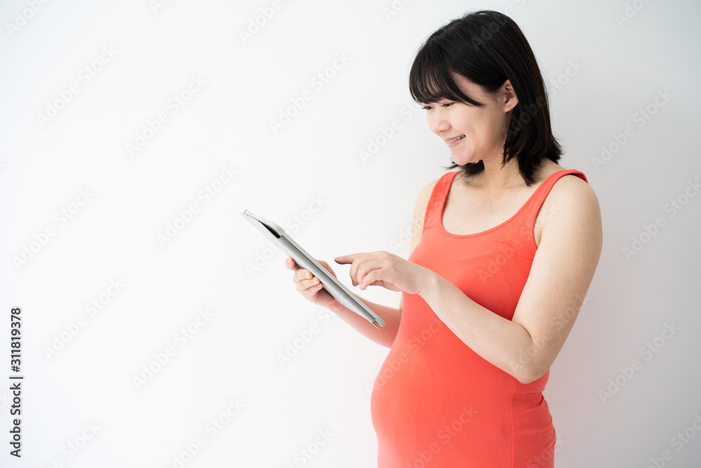 タブレットPCを持った妊婦