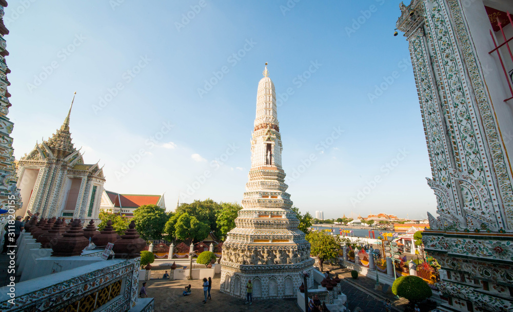 Fototapeta premium A beautiful view of Wat Arun temple in Bangkok, Thailand.
