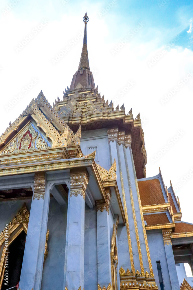 Fototapeta premium A beautiful view of Wat Traimit temple in Bangkok, Thailand.
