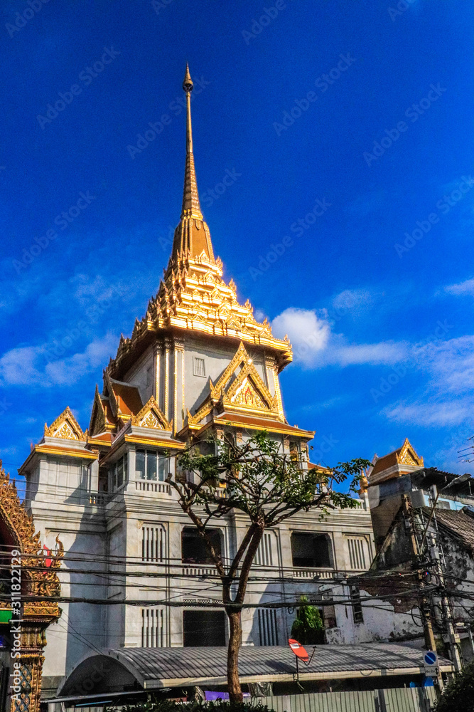 Fototapeta premium A beautiful view of Wat Traimit temple in Bangkok, Thailand.