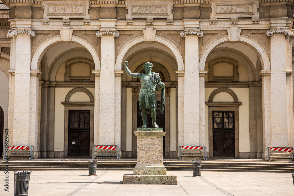Obraz premium Monument To Roman Emperor Constantine I, in front of San Lorenzo Maggiore basilica in downtown of Milan, Italy