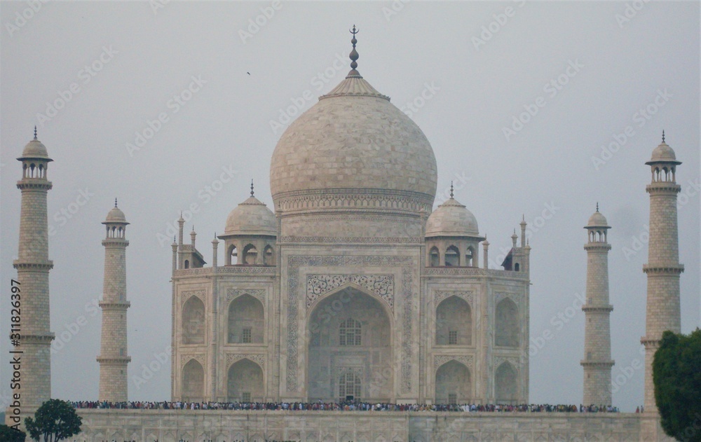 Obraz premium Taj Mahal is a famous mausoleum which is also one of the wonders in the world. it is countable as world heritage site and the most popular tourist attraction on earth.