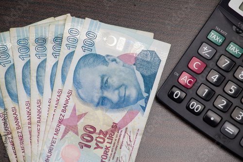 turkish lira banknotes on the table, minimum wage on the calculator screen