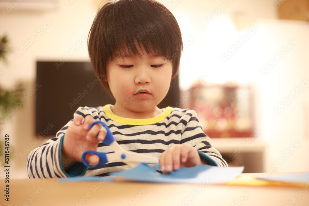 工作する男の子 工作する男の子