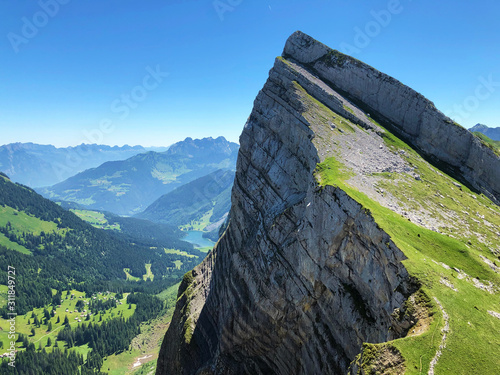 Fotografía Alpine mountain peak Plattenberg above the Wagital valley or Waegital and Lake W