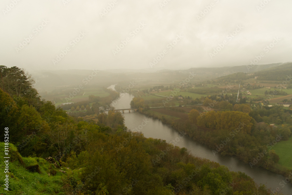 Brume et brouillard accompagnent cette magnifique vue depuis le village de Domme sur la rivière Dordogne