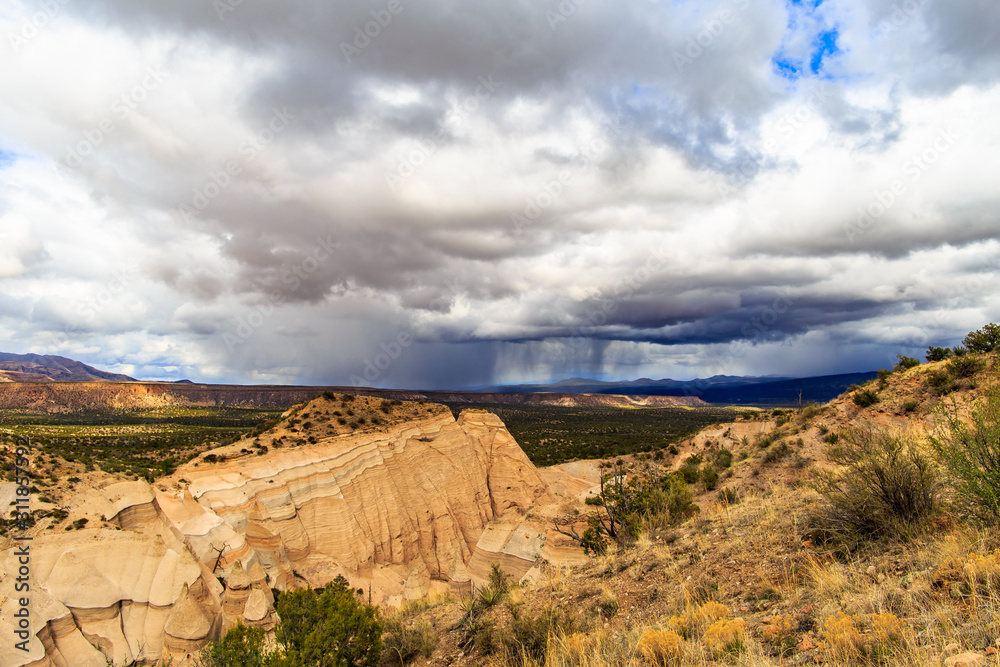 Obraz premium Landscape of rock formations against dark stormy sky in Kasha-Katuwe Tent Rocks National Monument in New Mexico, USA