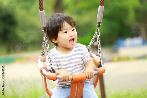 ブランコで遊ぶ男の子 photo