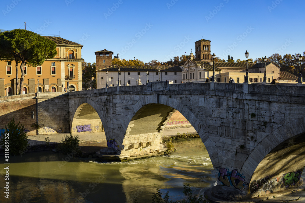 Pont sur le fleuve Tibre à Rome
