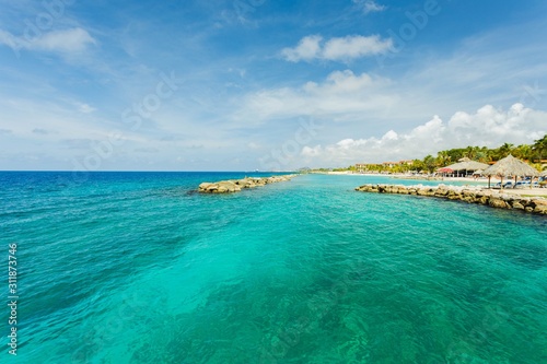 Fototapeta Naklejka Na Ścianę i Meble -  Turquoise sea water and blue sky. Curacao island.. Beautiful nature background.