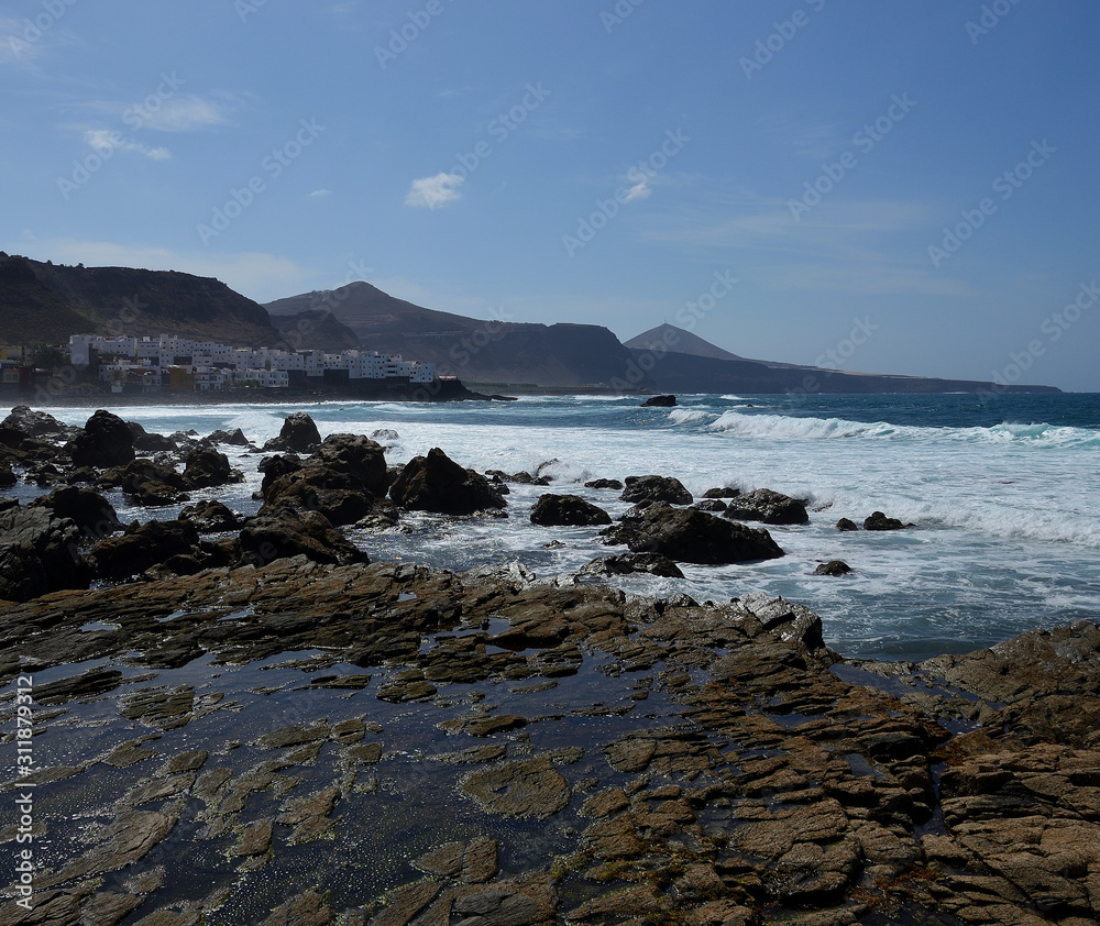Obraz premium Rocky coast at low tide, El Pagador, Moya, north of Gran Canaria, Canary Islands