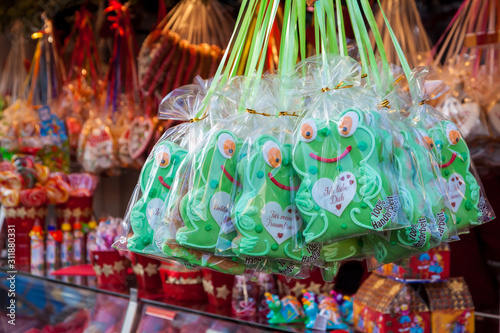 Süßigkeiten an einem Stand auf dem Weihnachtsmarkt